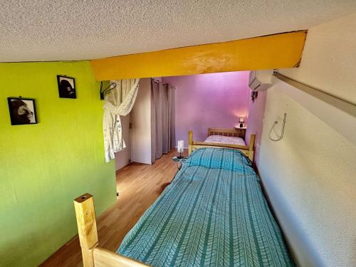 - une chambre avec un grand lit au milieu dans l'établissement PN200-024 Maison 3 pièces - 4 couchages PORT LA NOUVELLE, à Port-la-Nouvelle