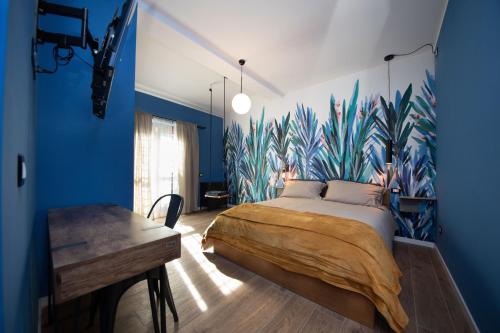 Fonte NuovaにあるVilla Margherite e Marzapaneの青い壁のベッドルーム1室(ベッド1台付)