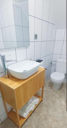 a bathroom with a sink and a toilet at Apartamento en Roda de Barà in Roda de Bará