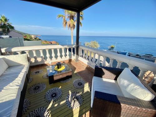 d'un balcon avec un canapé et une vue sur l'océan. dans l'établissement Studio et son Rooftop Panoramique Privé, Anthéor, Saint Raphaël, plage à Pieds, à Saint-Raphaël