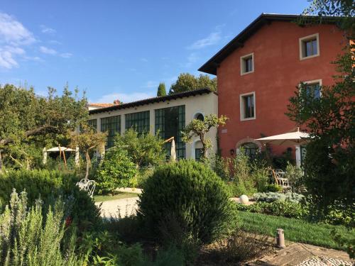 a house with a garden in front of it at Rambaldi Apartments Casa nr 4 in Bardolino