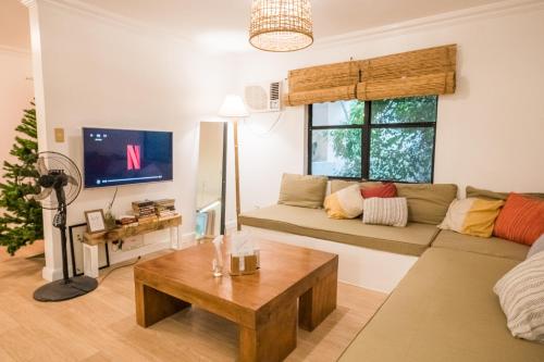 TV a/nebo společenská místnost v ubytování HILLSIDE Nest Townhouse in Subic Bay with Self-Serve Breakfast- Full AC, Pet Friendly, Monkeys!