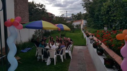 Сад в Villa Oropeza Hostel