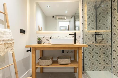 un baño con lavabo y ducha en SYRA junto al CARD, en Sierra Nevada