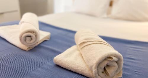 - une paire de serviettes au-dessus du lit dans l'établissement Hypercenter - WiFi - Loft with character !, à Avignon