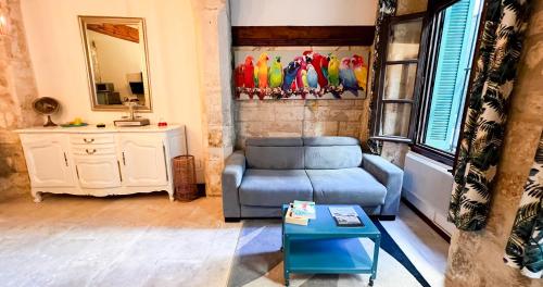 un salon avec un canapé bleu et un miroir dans l'établissement Hypercenter - WiFi - Loft with character !, à Avignon