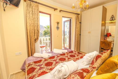 een slaapkamer met twee bedden en een raam bij Vintage Villa in Bodrum City