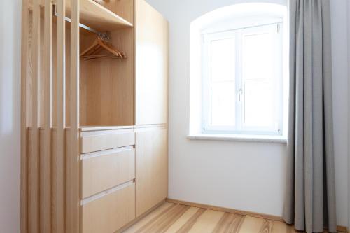 a room with a closet and a window at Forsthaus Apartments - Die Ruheoase nahe Klaffer in Klaffer am Hochficht