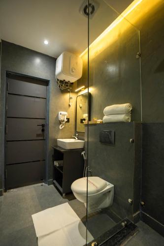 a bathroom with a toilet and a sink at Sukoon by The Ganges with Private Ganga Ghat in Haridwār