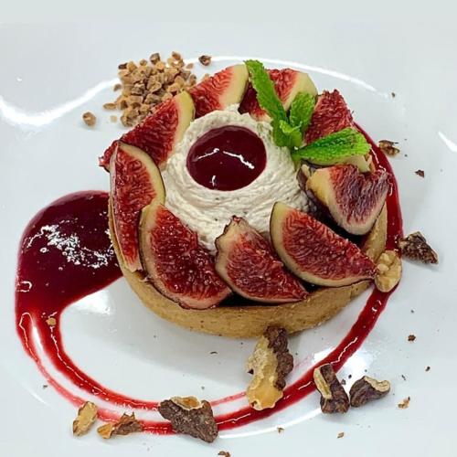 a dessert with blood figs on a white plate at Le Bois Dormant-Hôtel Restaurant & Spa Logis Hôtel in Champagnole