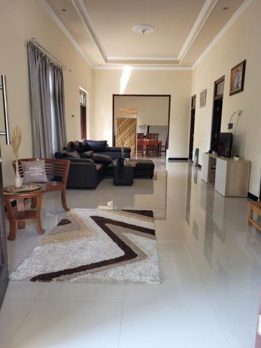 Χώρος καθιστικού στο Guest House Griya Mundu Kerten