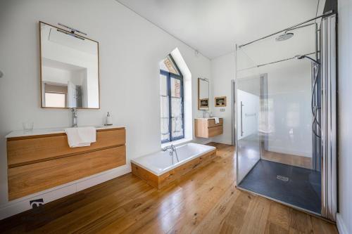 une salle de bain avec une douche, une baignoire et un lavabo dans l'établissement Manoir du Plessis Kaër, à Crach