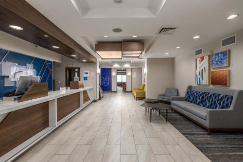 Ruang duduk di Holiday Inn Express Hotel & Suites Vancouver Mall-Portland Area by IHG