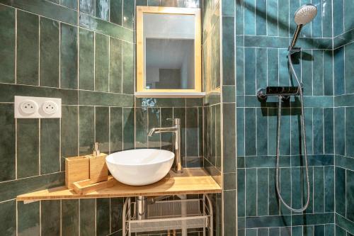 une salle de bain avec un lavabo et une douche dans l'établissement À 220m de la plage, appart avec terrasse pour 3, à La Baule