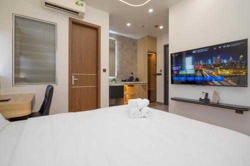 TV a/nebo společenská místnost v ubytování BBQ Hotel & Hostel with Swimming Pool Lạng Sơn