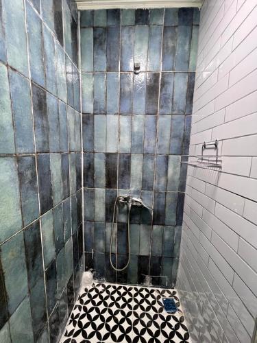 Ένα μπάνιο στο Central 3 Story 5 Bedroom Home with Terrace by Tram