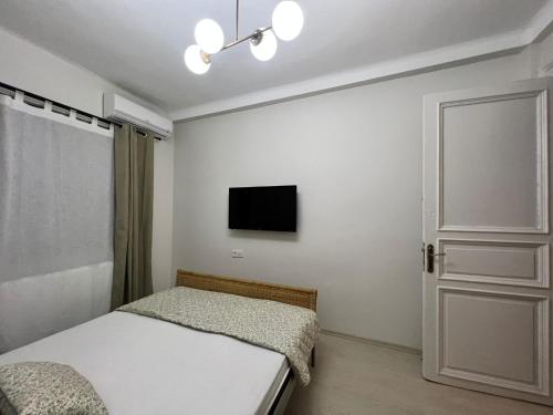 Ένα ή περισσότερα κρεβάτια σε δωμάτιο στο Central 3 Story 5 Bedroom Home with Terrace by Tram