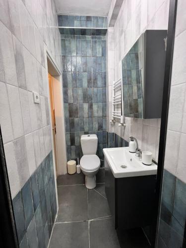 Ένα μπάνιο στο Central 3 Story 5 Bedroom Home with Terrace by Tram