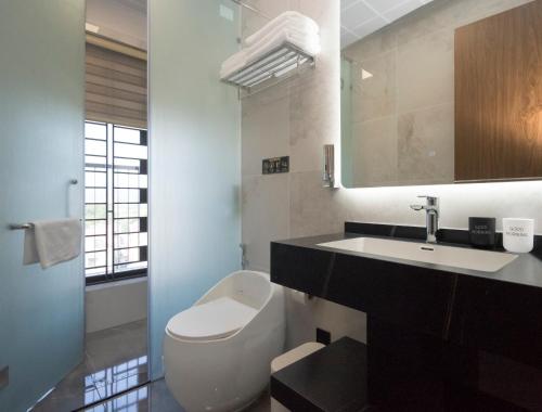 Koupelna v ubytování BBQ Hotel & Hostel with Swimming Pool Lạng Sơn