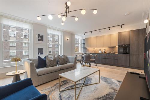 a living room with a couch and a table at Central 1Bed 1Bath 4ppl - 1min Russel Square Tube in London