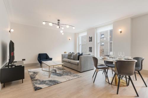 a living room with a table and a couch at Central 1Bed 1Bath 4ppl - 1min Russel Square Tube in London
