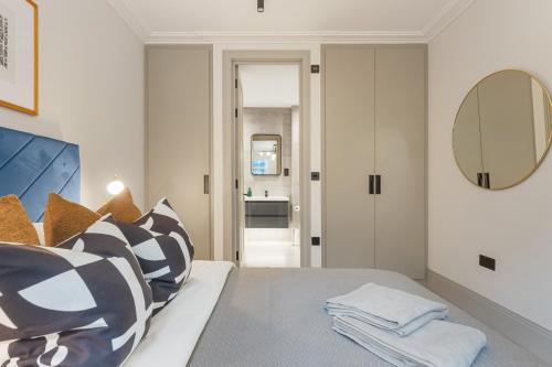 a bedroom with a bed with a mirror and a sink at Central 1Bed 1Bath 4ppl - 1min Russel Square Tube in London