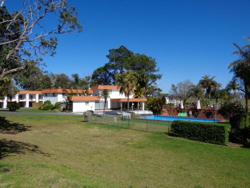 una casa con piscina y patio en Moon River Motor Inn, en Kempsey