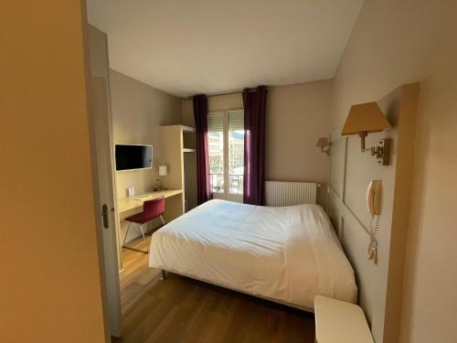 Postel nebo postele na pokoji v ubytování Hôtel Cardinal