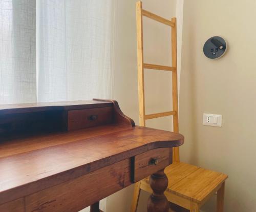 a wooden table with a wooden ladder next to a wall at Biffi 2 - Garbatella Rooms in Rome