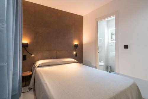 a bedroom with a bed and a window at Hostal Pensimar in El Altet