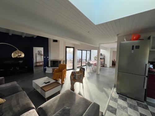 - un salon avec un canapé et un réfrigérateur dans l'établissement Appartement le Pas Sage du Marché La Flotte, à La Flotte