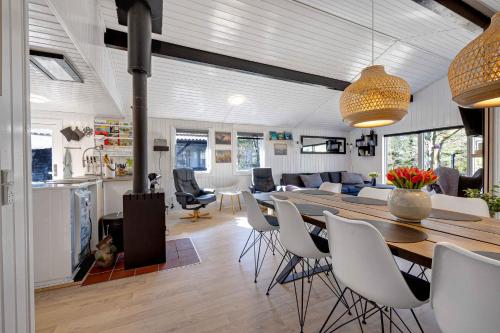 Dapur atau dapur kecil di Cozy Summerhouse In An Incredibly Scenic Location