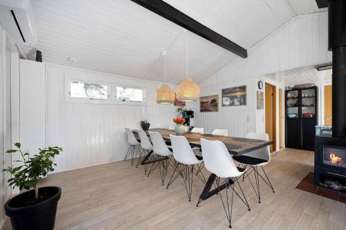 Dapur atau dapur kecil di Cozy Summerhouse In An Incredibly Scenic Location