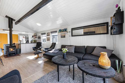 Ruang duduk di Cozy Summerhouse In An Incredibly Scenic Location
