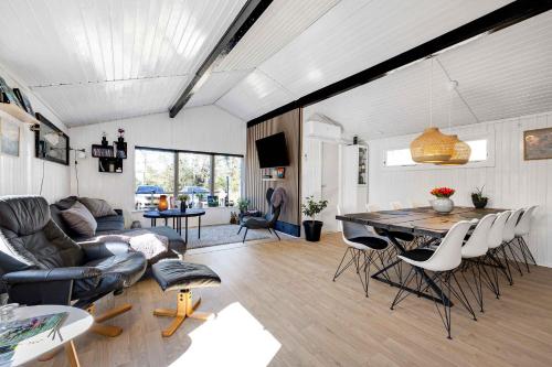 Ruang duduk di Cozy Summerhouse In An Incredibly Scenic Location