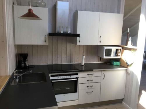 Dapur atau dapur kecil di Cottage In Grønninghoved With View