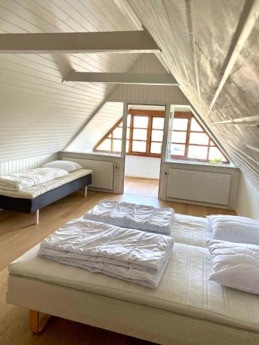 une chambre avec deux lits dans un grenier dans l'établissement Charming Cottage In The Best Hc Andersen Style, à Frørup