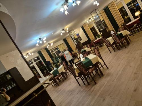 Reštaurácia alebo iné gastronomické zariadenie v ubytovaní Hotel Sudety