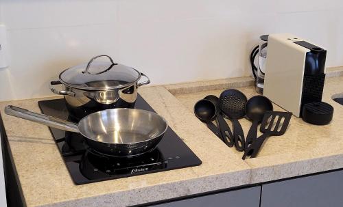a pot on top of a stove in a kitchen at Blend Coliving One - 2b in Ribeirão Preto