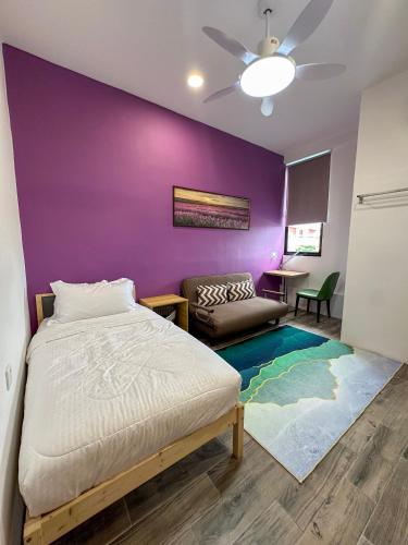 Ένα ή περισσότερα κρεβάτια σε δωμάτιο στο Lavender Theme Walk Up Apartment Matang