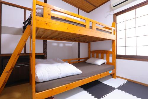 a bunk bed room with a bunk bed in a room at ホテル宿かいふ in Kaiyo
