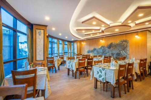 Restaurace v ubytování Jai Hotels