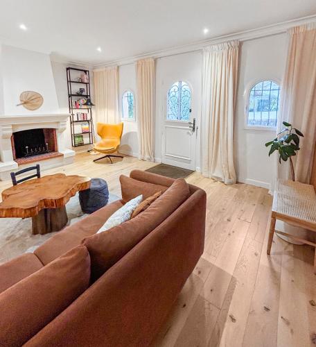 un salon avec un canapé et une table dans l'établissement Grande maison chaleureuse à Bouliac, à Bouliac