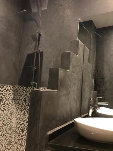 Ein Badezimmer in der Unterkunft Riad Dollar Des Sables & Spa