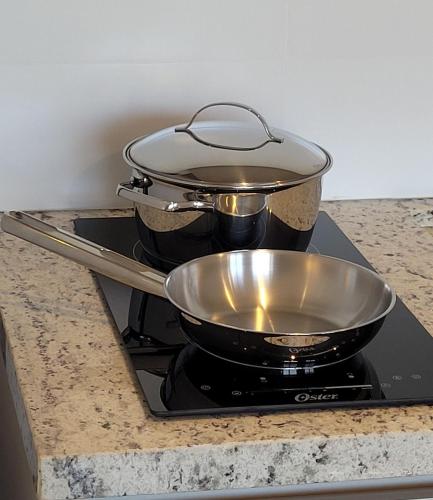 a pot and a pan on top of a stove at Blend Coliving One - 1 in Ribeirão Preto