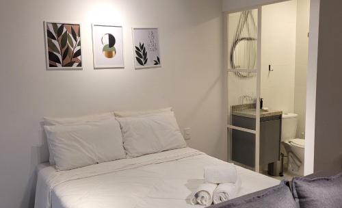 a bedroom with a bed with two towels on it at Blend Coliving One - 1 in Ribeirão Preto