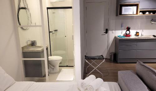 a small bathroom with a toilet and a sink at Blend Coliving One - 1 in Ribeirão Preto
