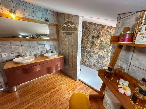 une salle de bain avec deux lavabos et une douche dans l'établissement MAS M - Villa d'exception - Piscine - Jeux Enfants - BBQ - Plancha - Cheminée - Calme - 5 Chambres - SUDSEJOURCONCIERGERIE, à Perpignan
