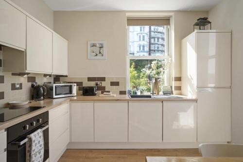 Η κουζίνα ή μικρή κουζίνα στο Modern Apartment Private Parking Walk to Beach