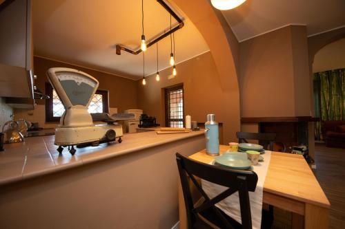 Fonte NuovaにあるVilla Margherite e Marzapaneのキッチン(カウンターに鏡付)